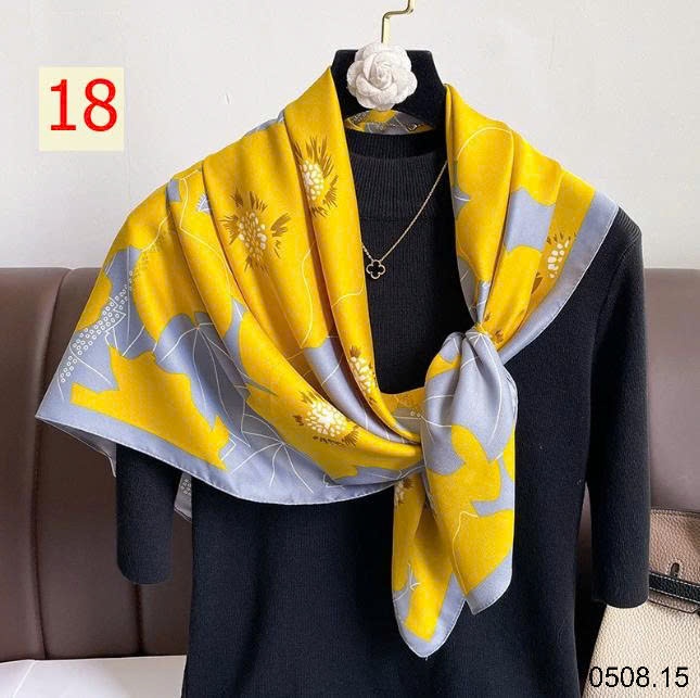 25HA0508.15 - SET 2 KHĂN LỤA VUÔNG QUÀNG CỔ