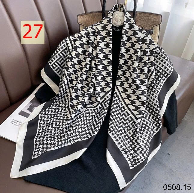 25HA0508.15 - SET 2 KHĂN LỤA VUÔNG QUÀNG CỔ