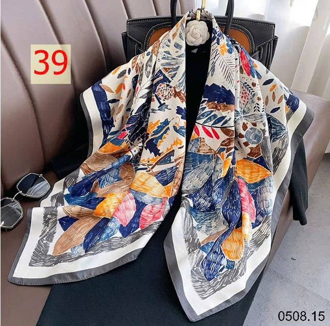 25HA0508.15 - SET 2 KHĂN LỤA VUÔNG QUÀNG CỔ