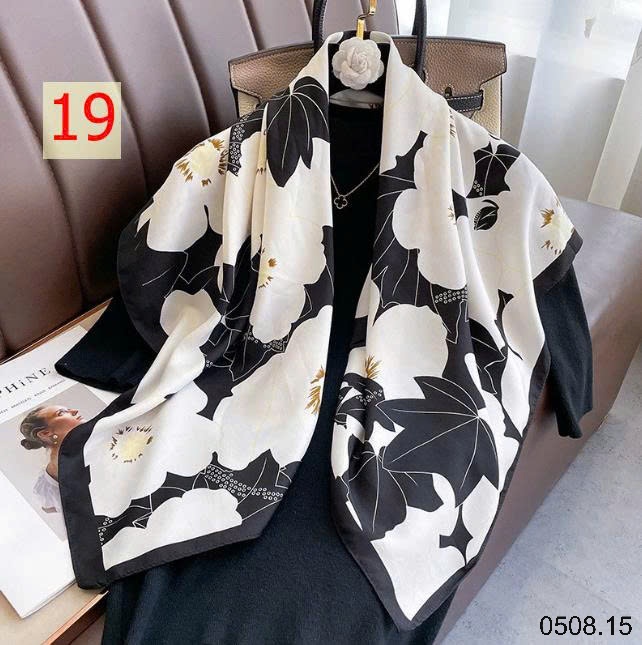 25HA0508.15 - SET 2 KHĂN LỤA VUÔNG QUÀNG CỔ
