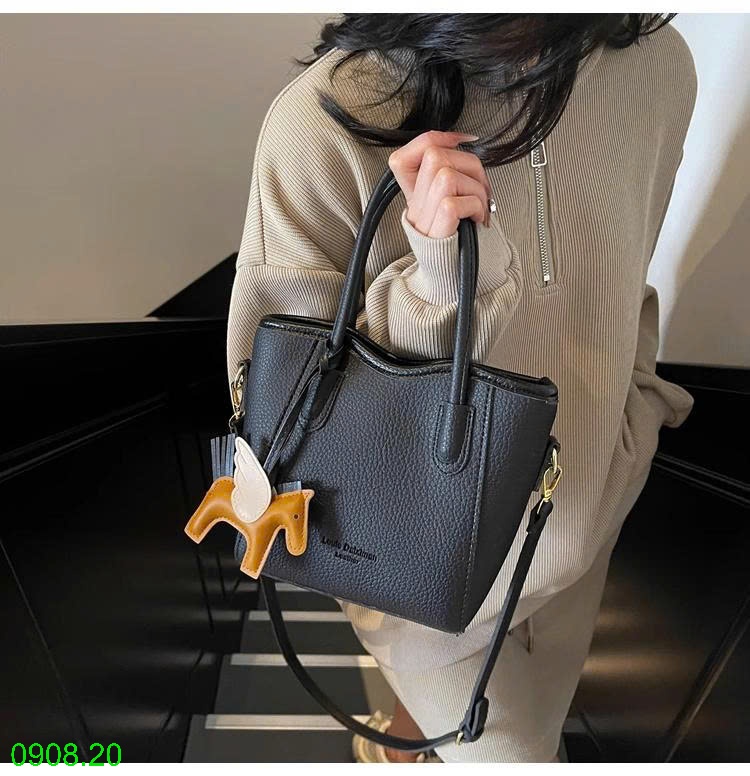 25HA0908.20 - TÚI MINI KÈM MÓC NGỰA XINH