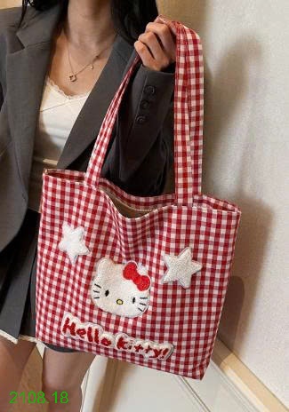 25HA2108.18 - TÚI ĐEO VAI HELLO KITTY