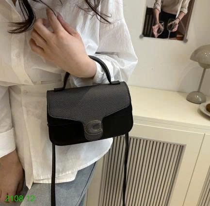 25HA2108.12 - TÚI XUÔNG NHỎ NẮP KHÓA CHỮ C