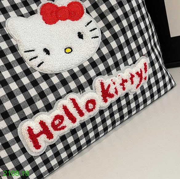25HA2108.18 - TÚI ĐEO VAI HELLO KITTY