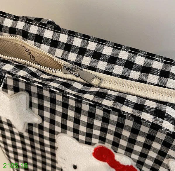 25HA2108.18 - TÚI ĐEO VAI HELLO KITTY