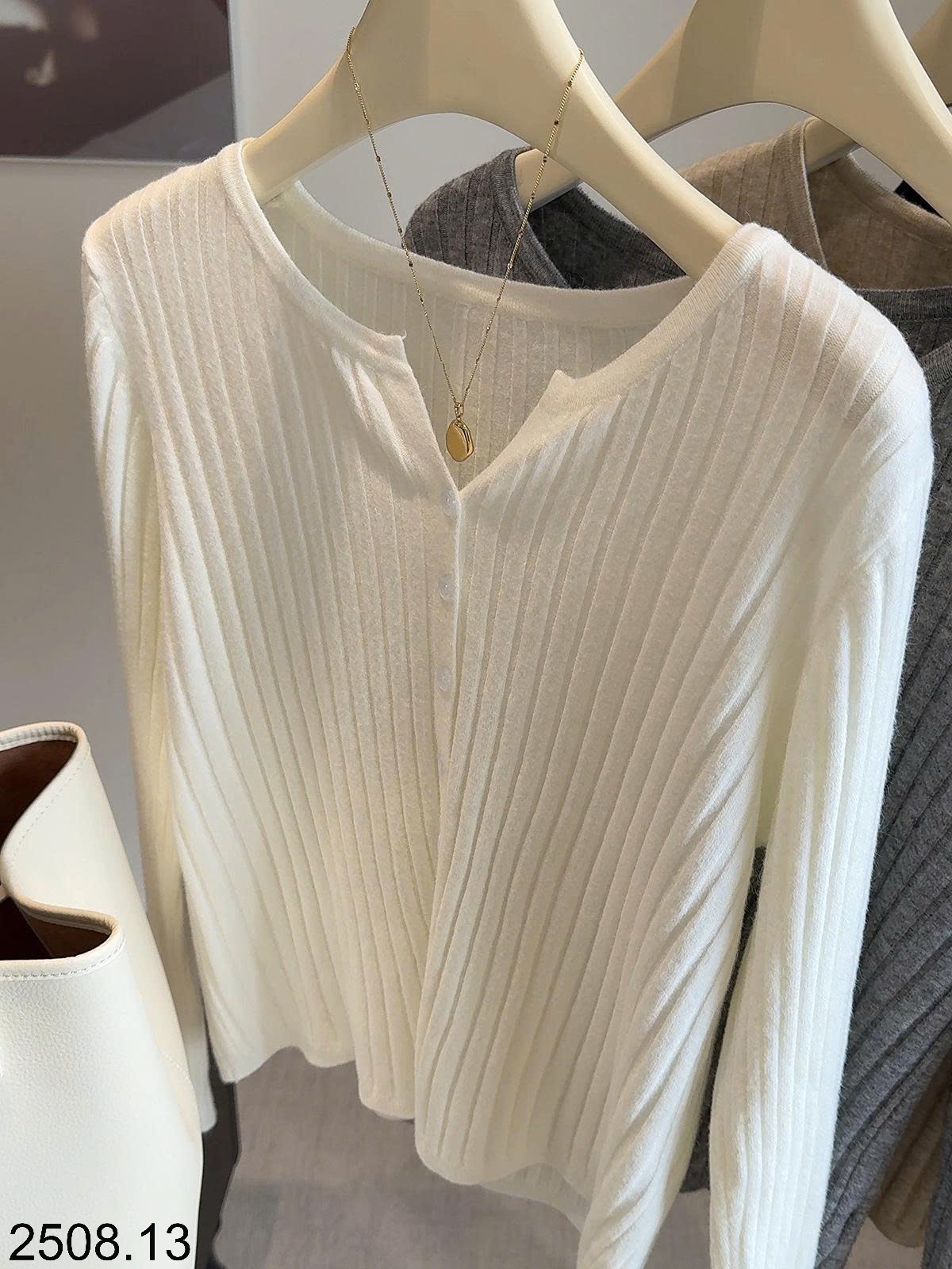 25HA2508.13 - ÁO CARDIGAN DỆT KIM GÂN CỔ V NHÀ ANNA