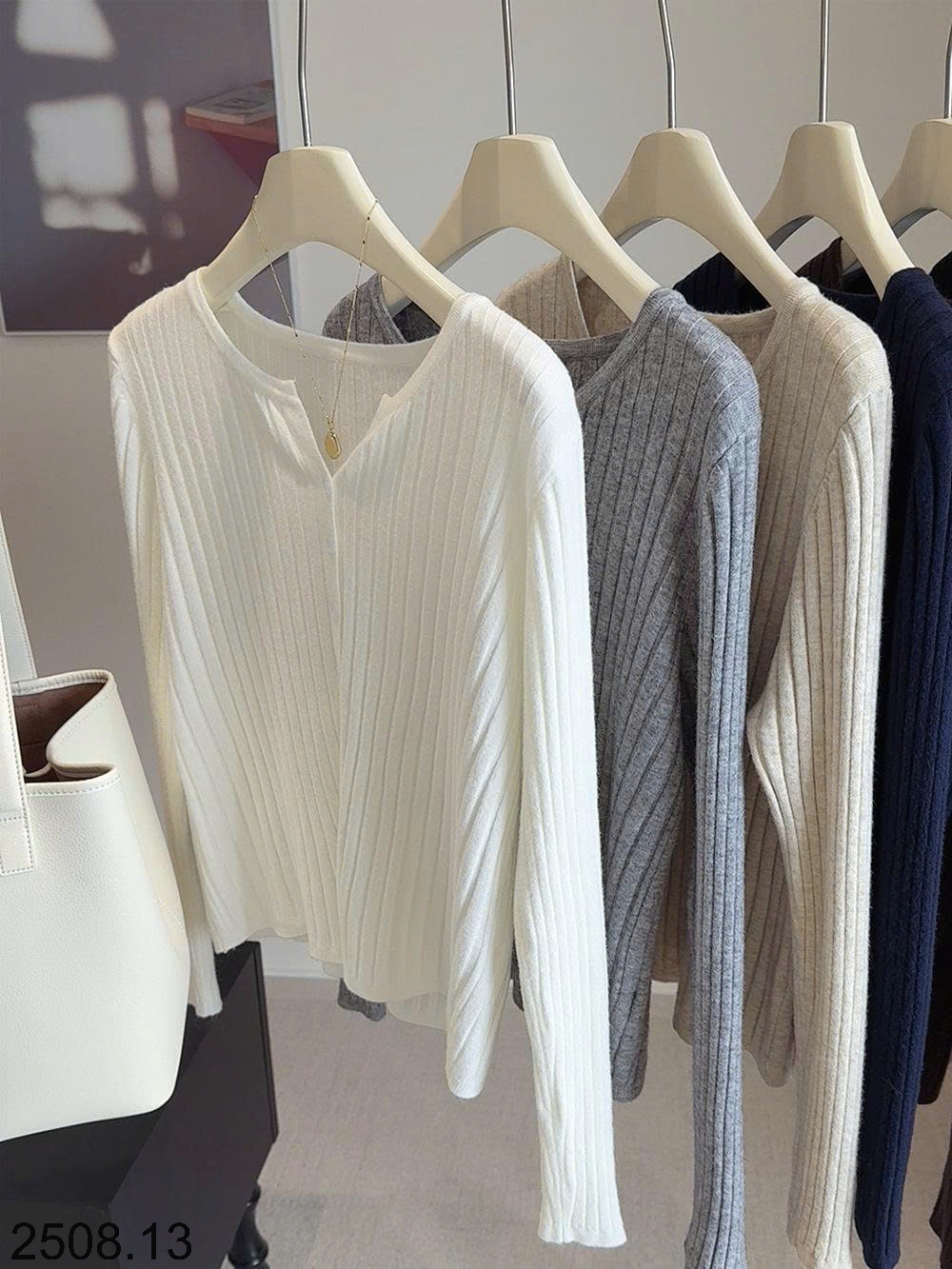 25HA2508.13 - ÁO CARDIGAN DỆT KIM GÂN CỔ V NHÀ ANNA