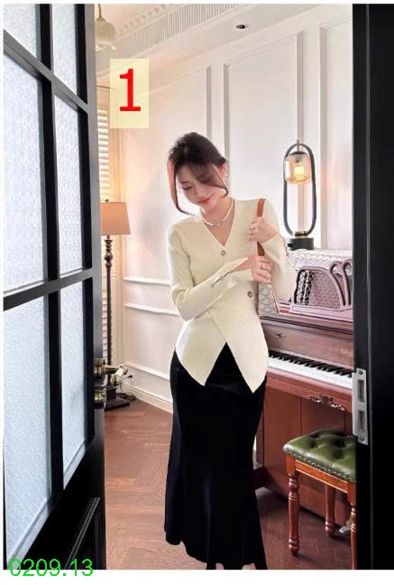 25HA0209.13 - ÁO LEN CÚC CHÉO CỔ CHỮ V