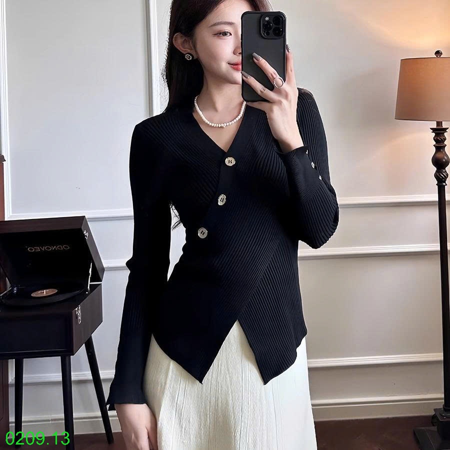 25HA0209.13 - ÁO LEN CÚC CHÉO CỔ CHỮ V