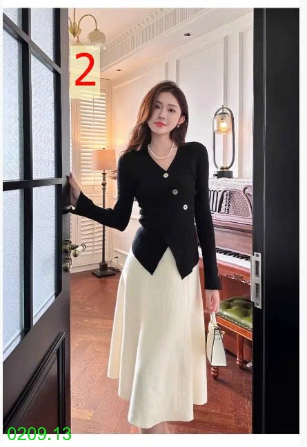 25HA0209.13 - ÁO LEN CÚC CHÉO CỔ CHỮ V