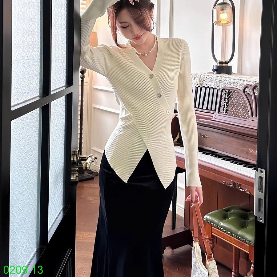 25HA0209.13 - ÁO LEN CÚC CHÉO CỔ CHỮ V