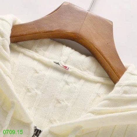 25HA0709.15 - KHOÁC LEN VẶN THỪNG MŨ TRÙM ĐẦU