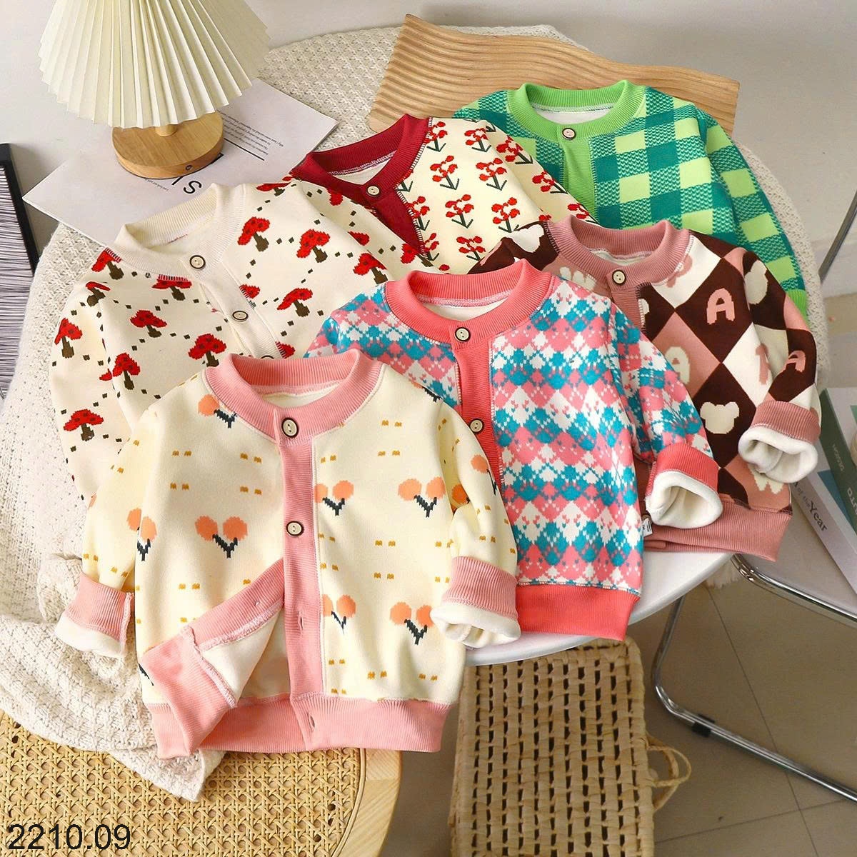 25HA2210.09 - ÁO NỈ CARDIGAN HOẠ TIẾT CHO BÉ