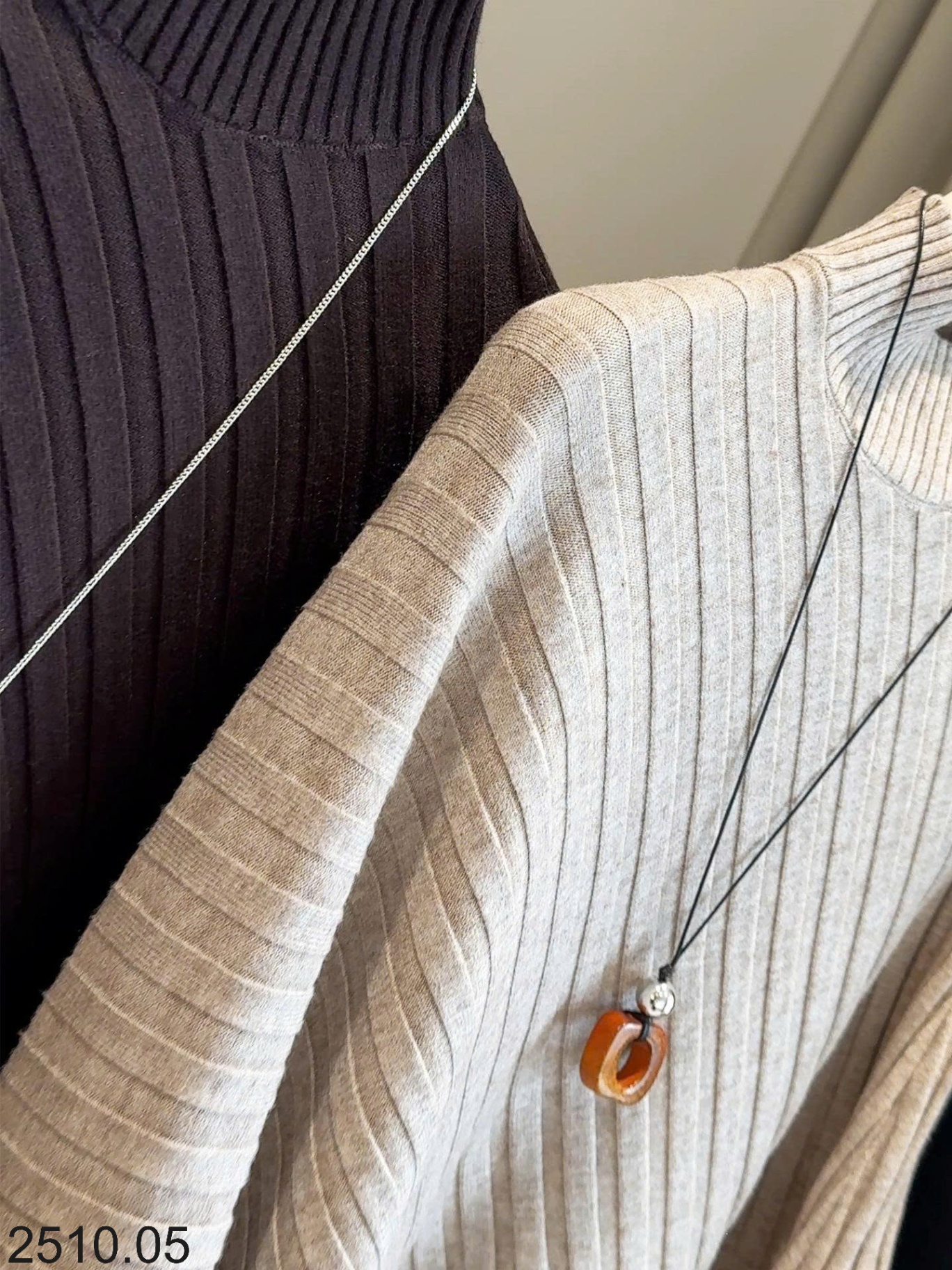 25HA2510.05 - ÁO LEN CỔ LỌ CÁNH DƠI ANNA