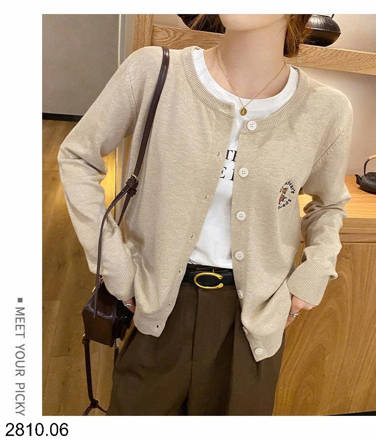 25HA2810.06 - ÁO CARDIGAN LEN THÊU GẤU
