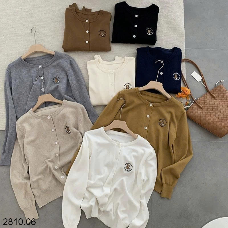 25HA2810.06 - ÁO CARDIGAN LEN THÊU GẤU