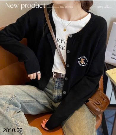 25HA2810.06 - ÁO CARDIGAN LEN THÊU GẤU