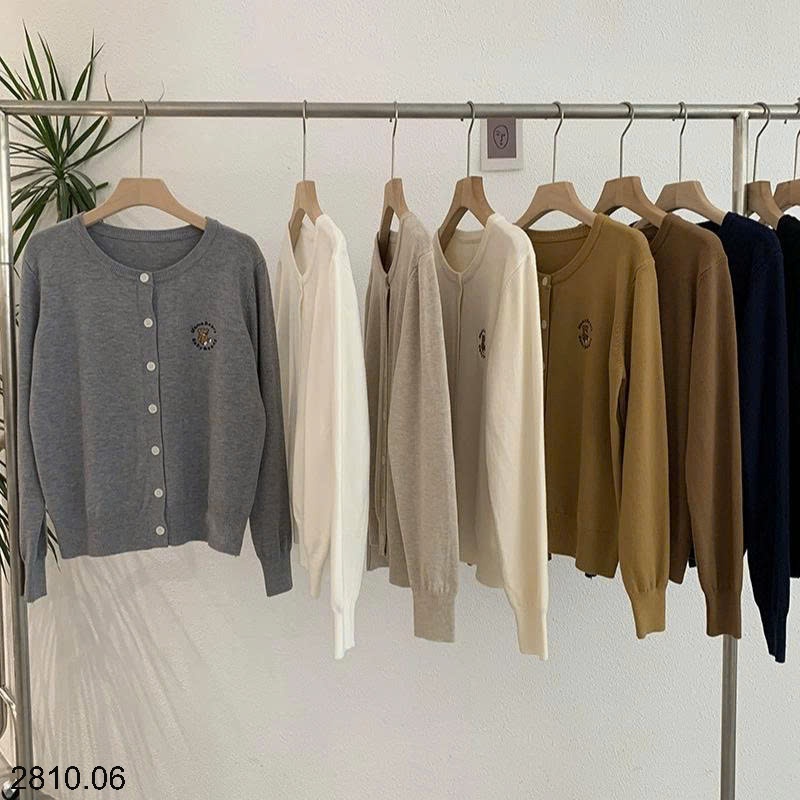 25HA2810.06 - ÁO CARDIGAN LEN THÊU GẤU