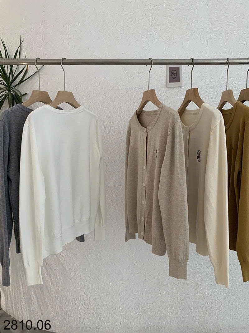 25HA2810.06 - ÁO CARDIGAN LEN THÊU GẤU
