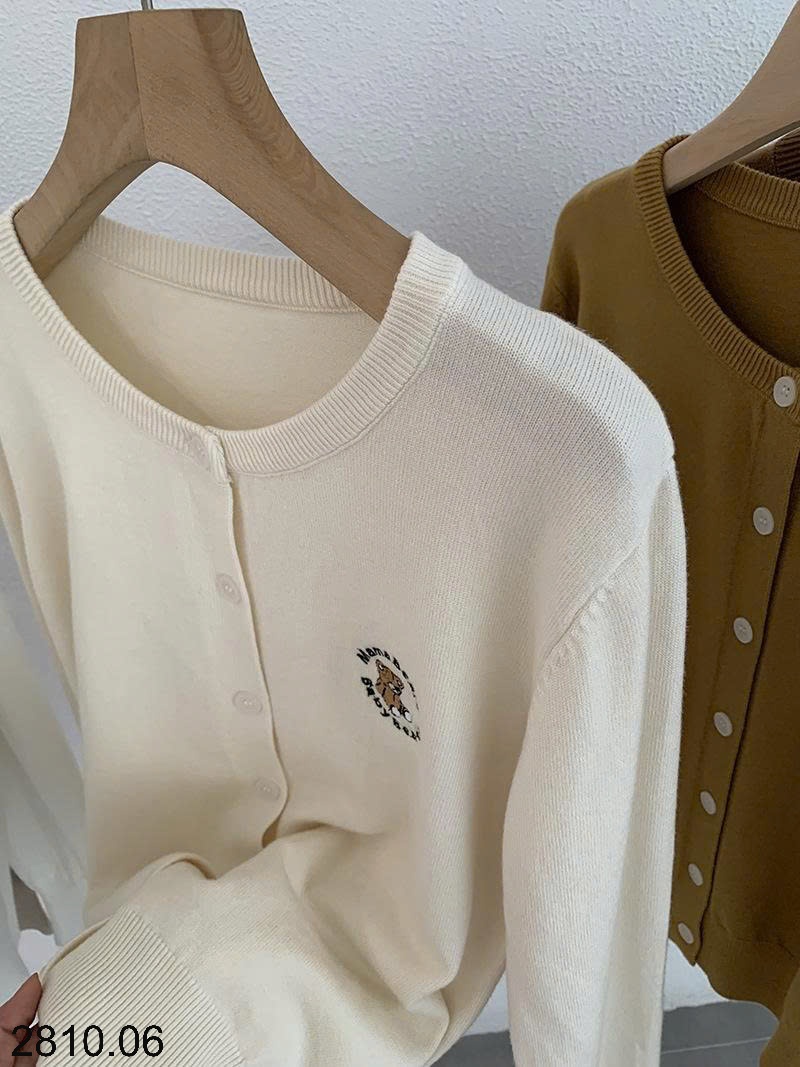 25HA2810.06 - ÁO CARDIGAN LEN THÊU GẤU