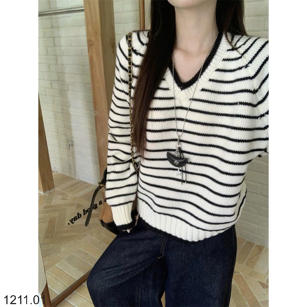 25HA1211.01 - ÁO LEN KẺ CỔ V NỮ