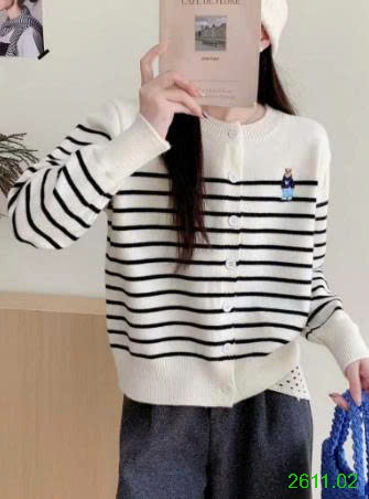 25HA2611.02 - ÁO CARDIGAN KẺ THÊU GẤU CHO NỮ