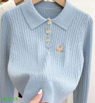 25HA0212.13 - ÁO LEN THÊU GẤU CỔ ĐỨC NỮ