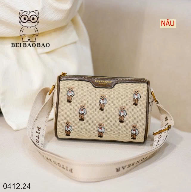 25HA0412.24 - TÚI ĐEO CHÉO HÌNH GẤU BAOBAO