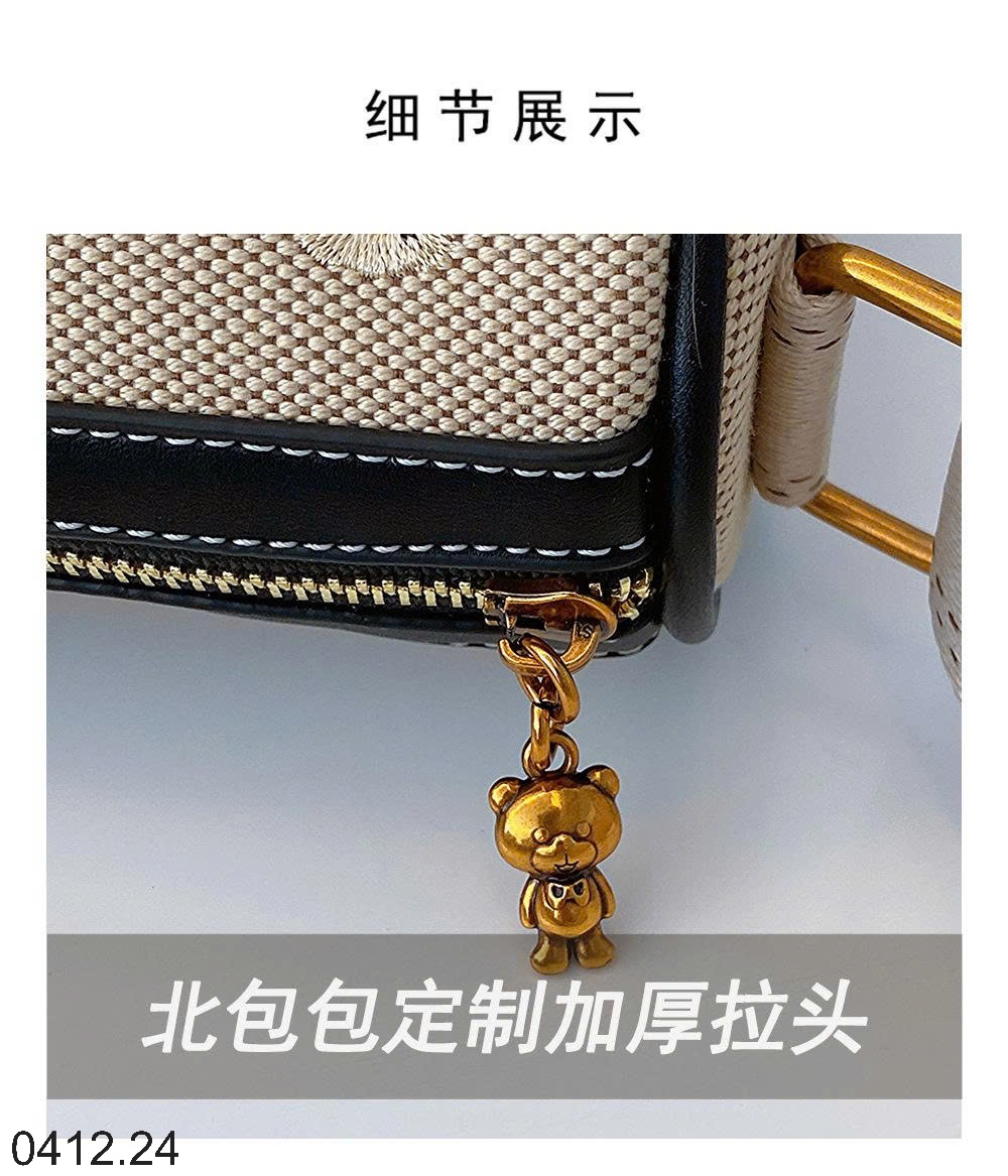 25HA0412.24 - TÚI ĐEO CHÉO HÌNH GẤU BAOBAO