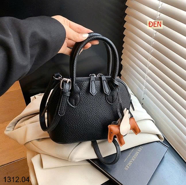25HA1312.04 - TÚI XÁCH HẾN KÈM CHARM NGỰA