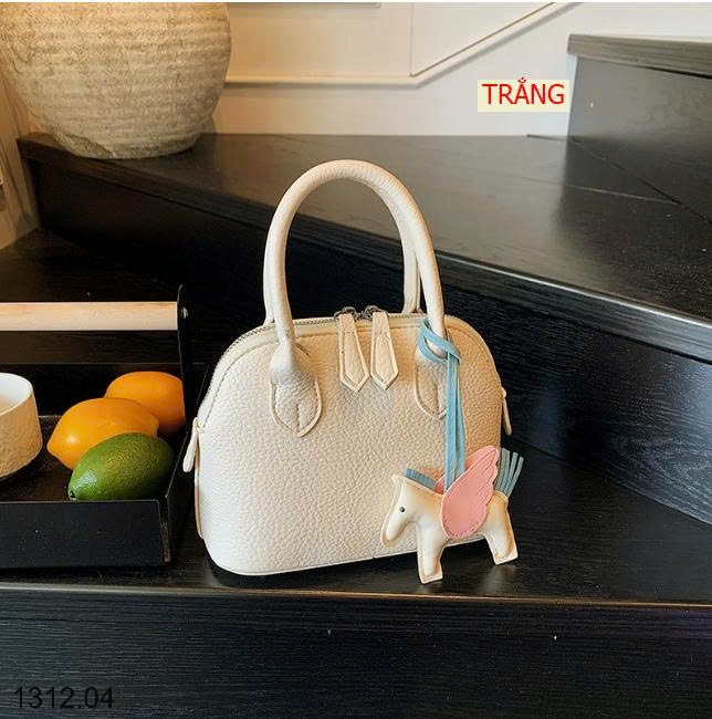 25HA1312.04 - TÚI XÁCH HẾN KÈM CHARM NGỰA