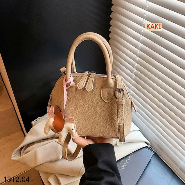 25HA1312.04 - TÚI XÁCH HẾN KÈM CHARM NGỰA