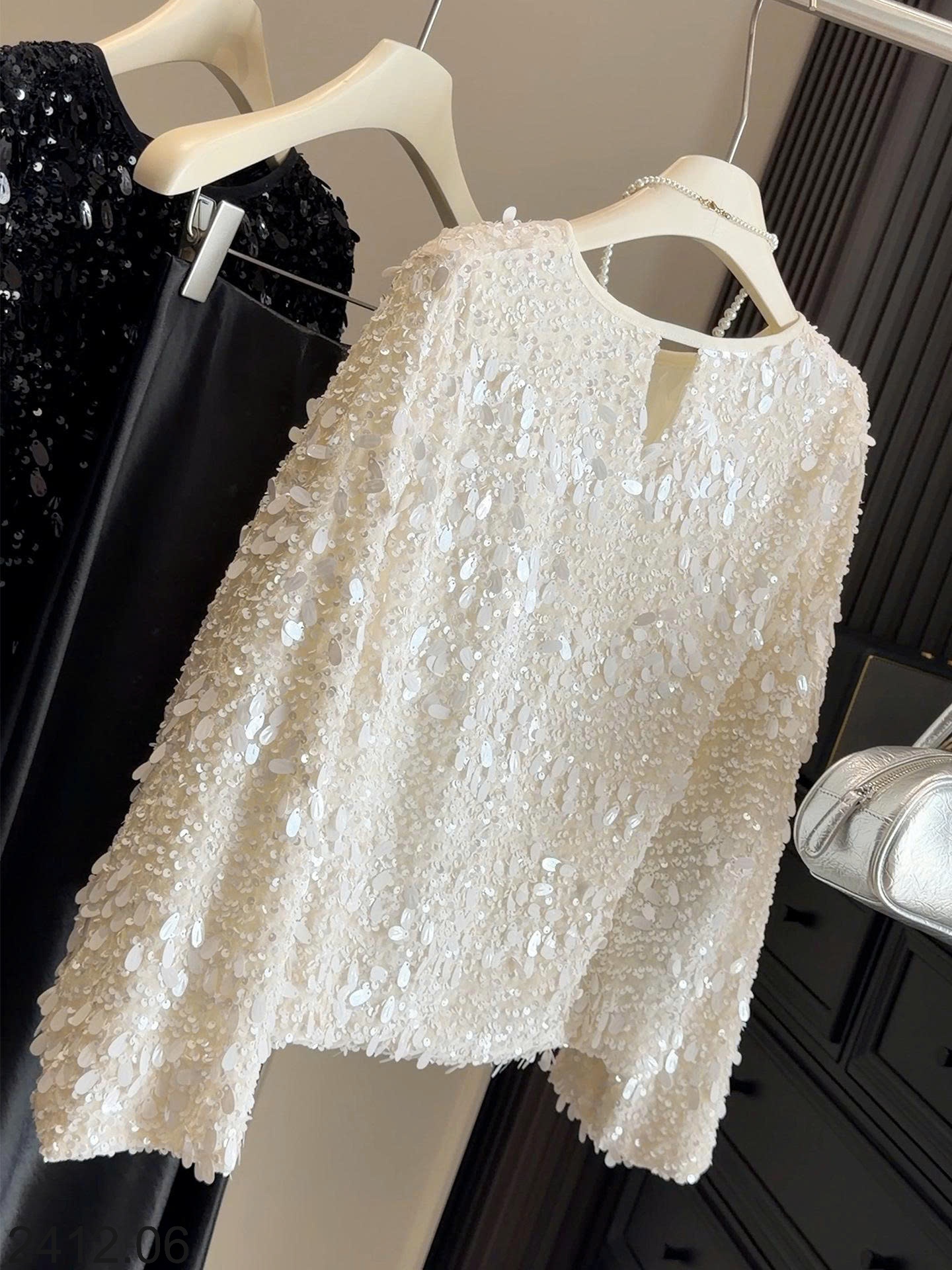 25HA2412.06 - ÁO KIỂU ĐÍNH SEQUIN THỜI TRANG NHÀ ANNA