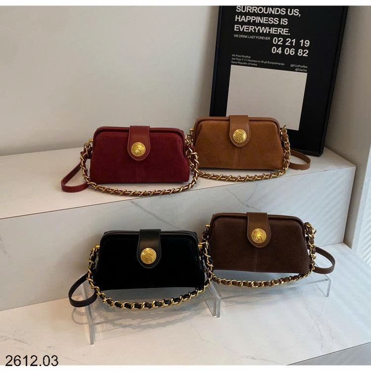 25HA2612.03 - TÚI XÁCH DÂY XÍCH QUAI NGANG ĐÍNH HUY HIỆU