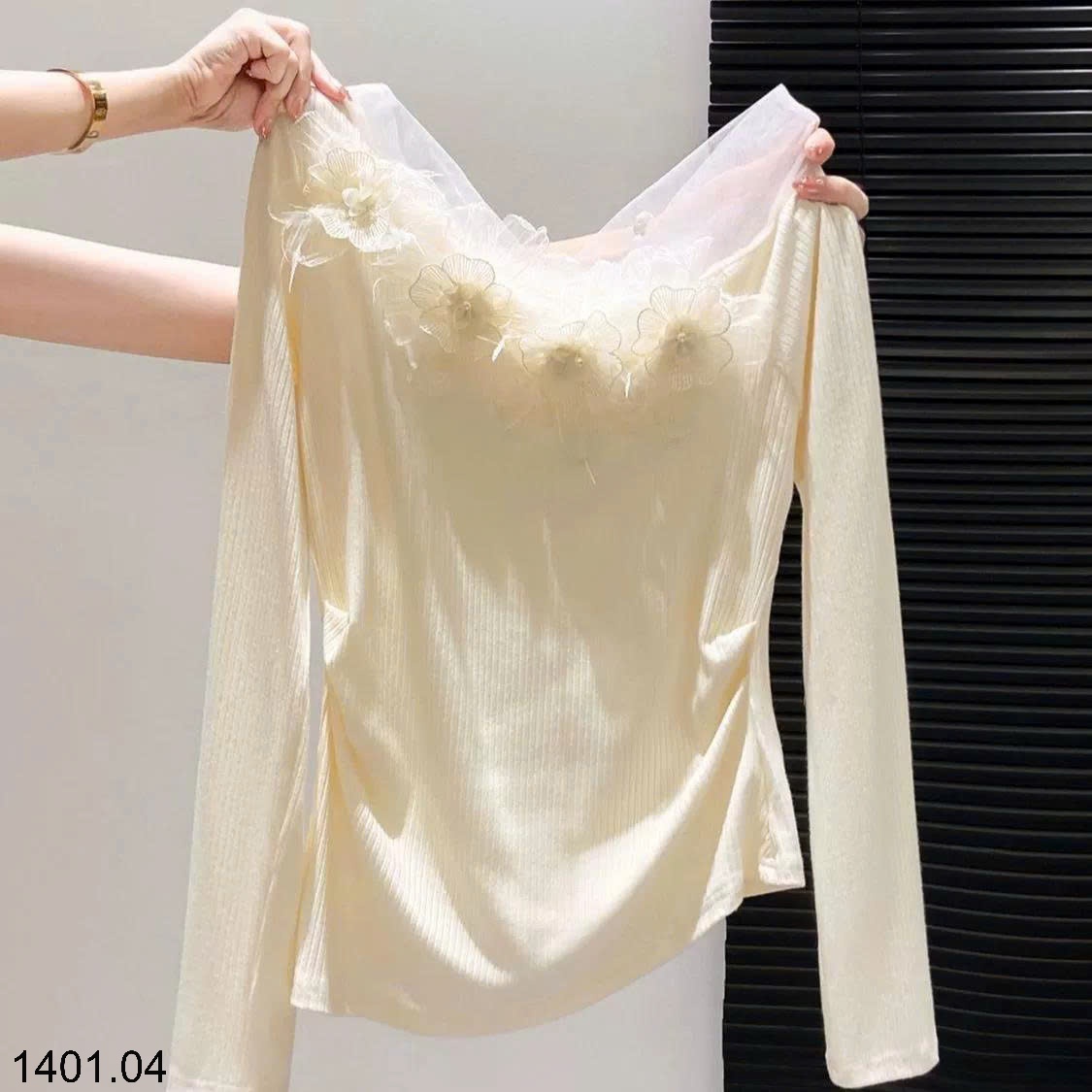 26HA1401.04 - ÁO THUN DÀI TAY REN HOA