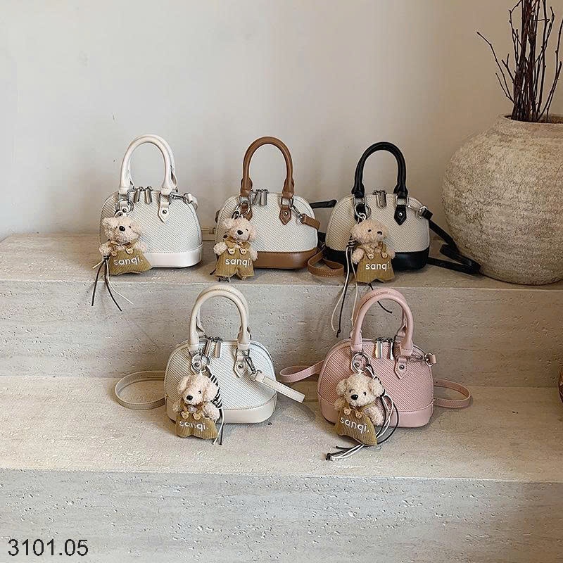 26HA3101.05 - TÚI XÁCH XỎ SÒ RETRO MÓC GẤU