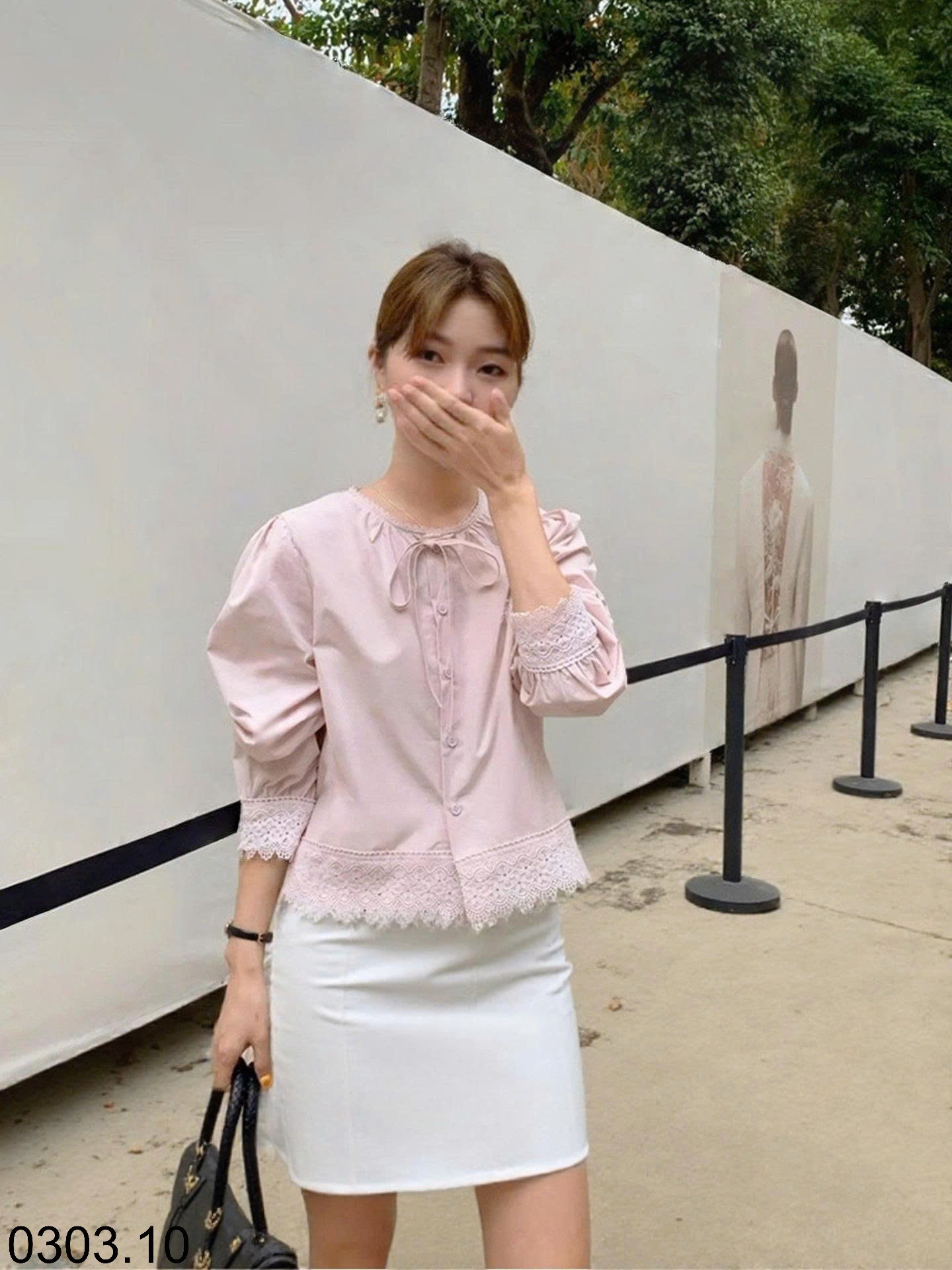 26HA0303.10 - ÁO SƠ MI CỔ TRÒN VIỀN REN NHÀ ANNA