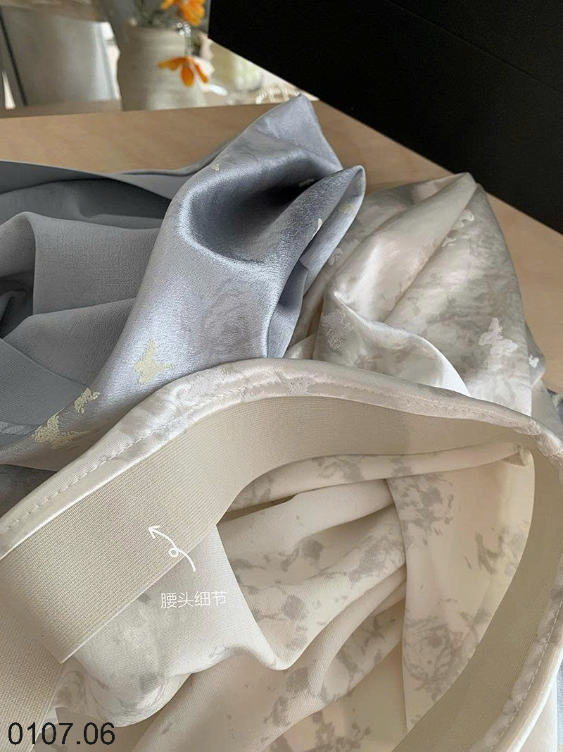 26HA0107.06 - CHÂN VÁY OMALAE SATIN IN HÌNH BƯỚM