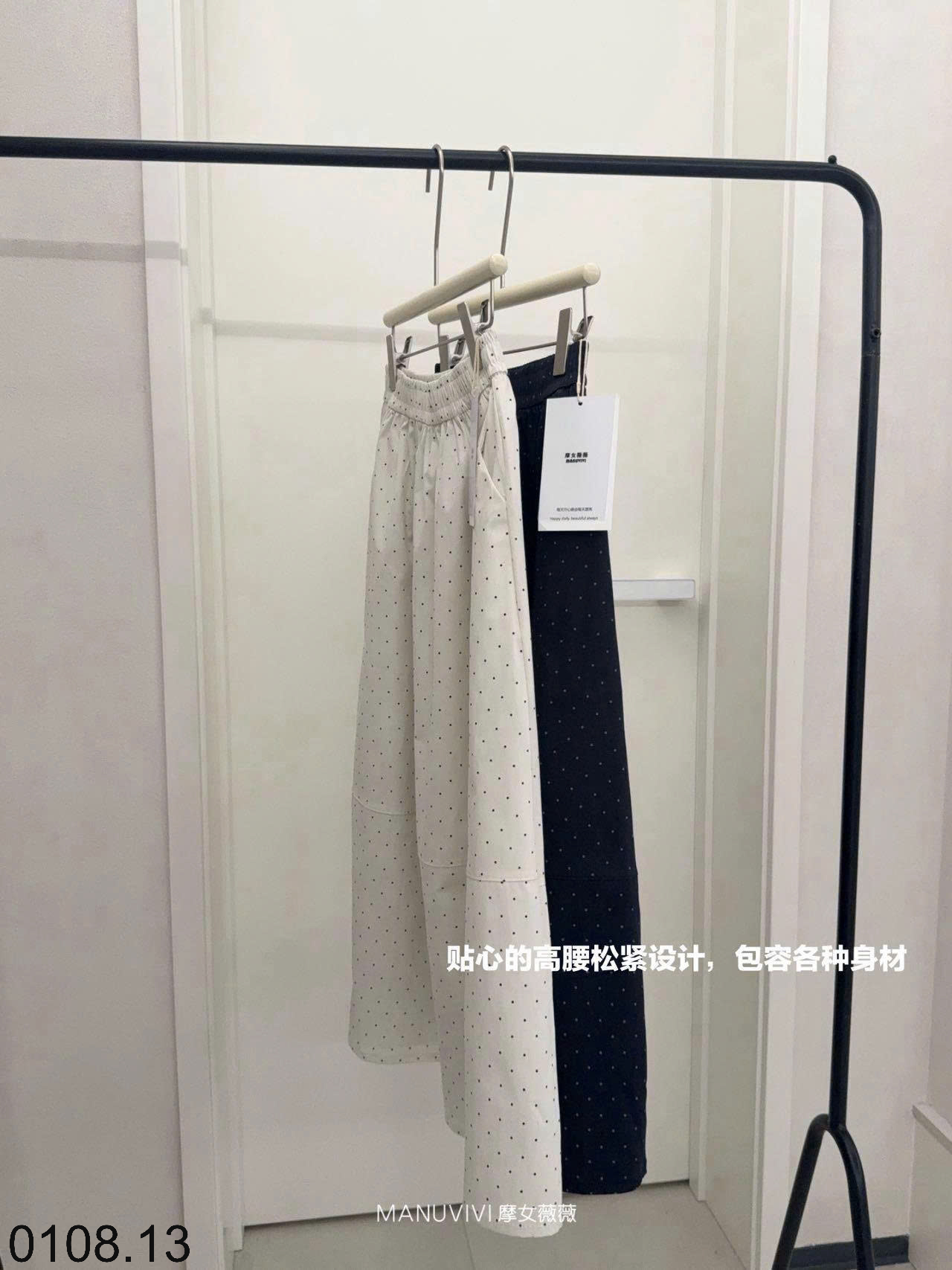 26HA0108.13 - CHÂN VÁY MIDI CHỮ A CHẤM BI MANUVIVI