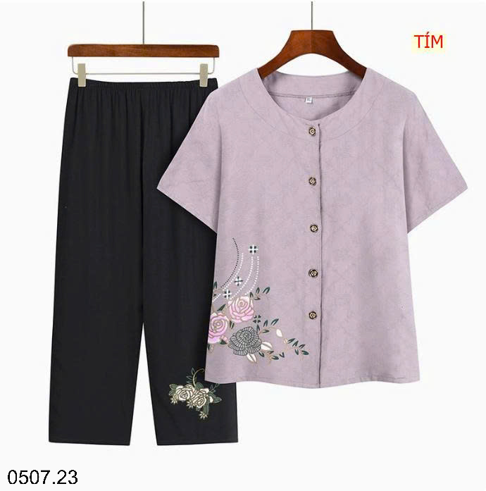 26HA0507.23 - BỘ TRUNG NIÊN CÚC GIỮA QUẦN ĐEN