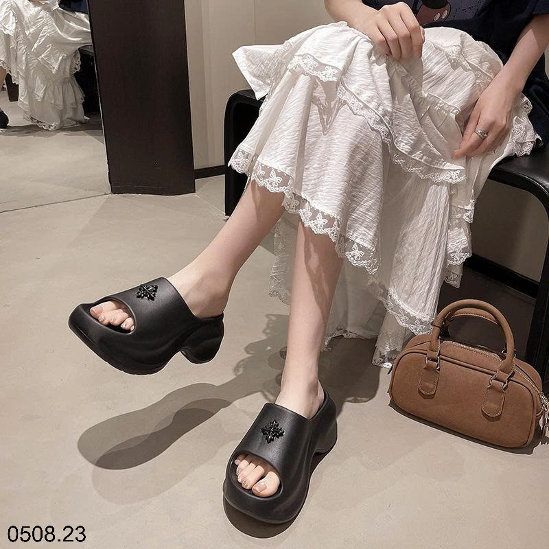 26HA0508.23 - DÉP ĐẾ CAO BÁNH MÌ HỌA TIẾT THỜI TRANG