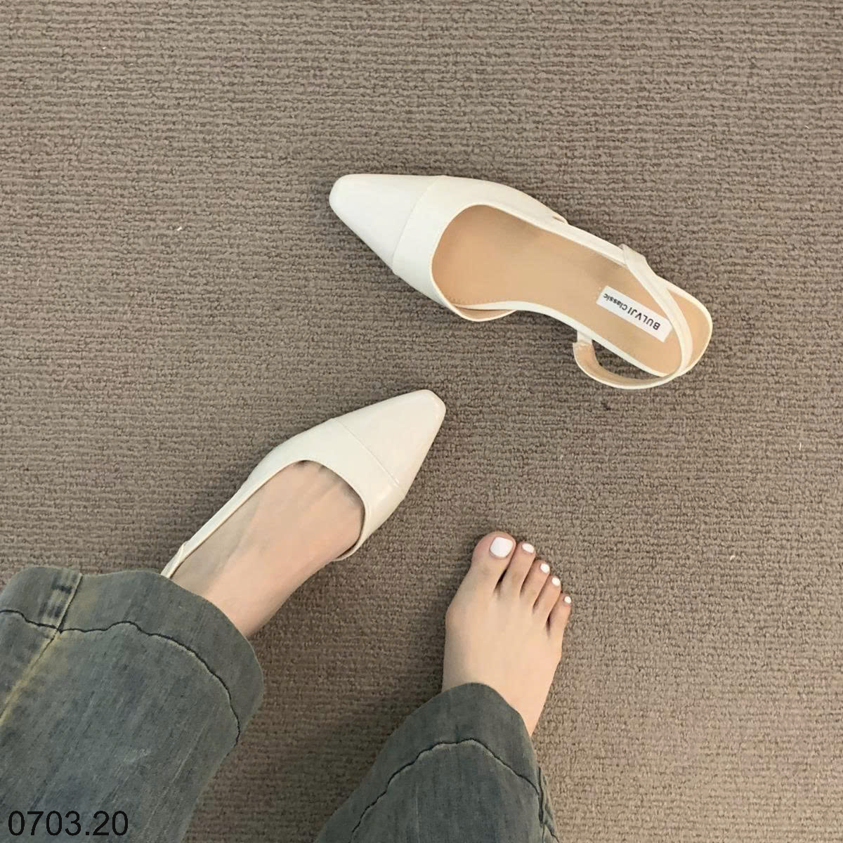 26HA0703.20 - GIÀY SANDAL ĐẾ THẤP MŨI KÍN