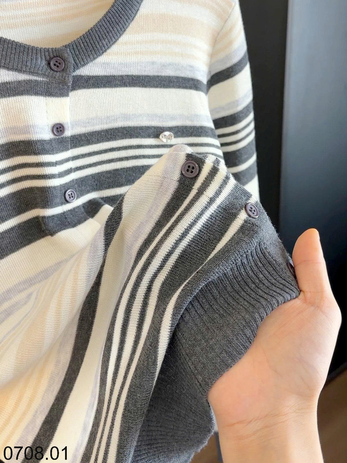 26HA0708.01 - ÁO CARDIGAN KẺ DỆT KIM