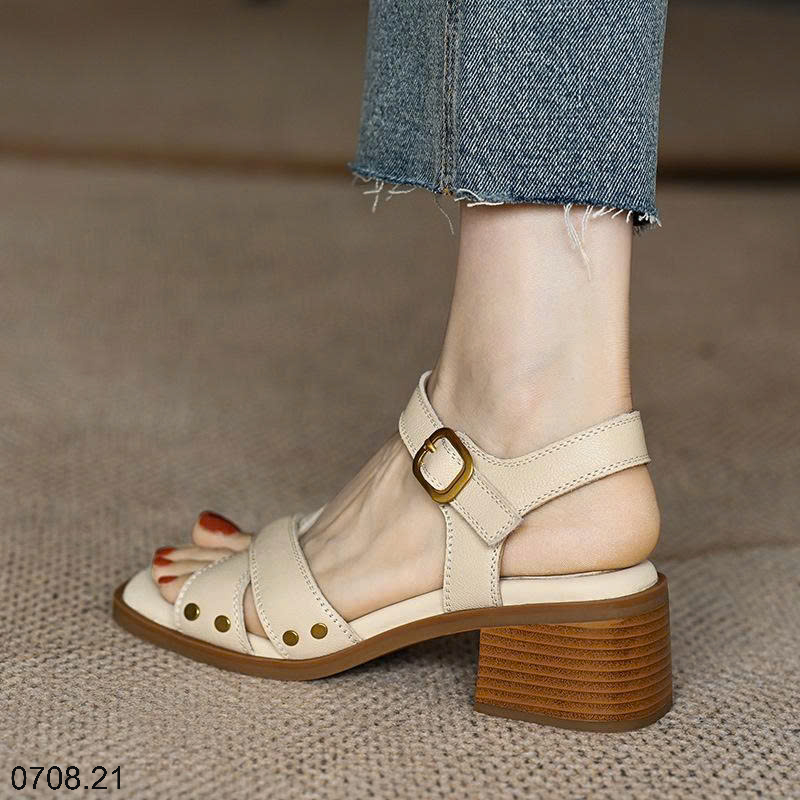 26HA0708.21 - SANDAL QUAI ĐINH TÁN ĐẾ VUÔNG THẤP CHO NỮ