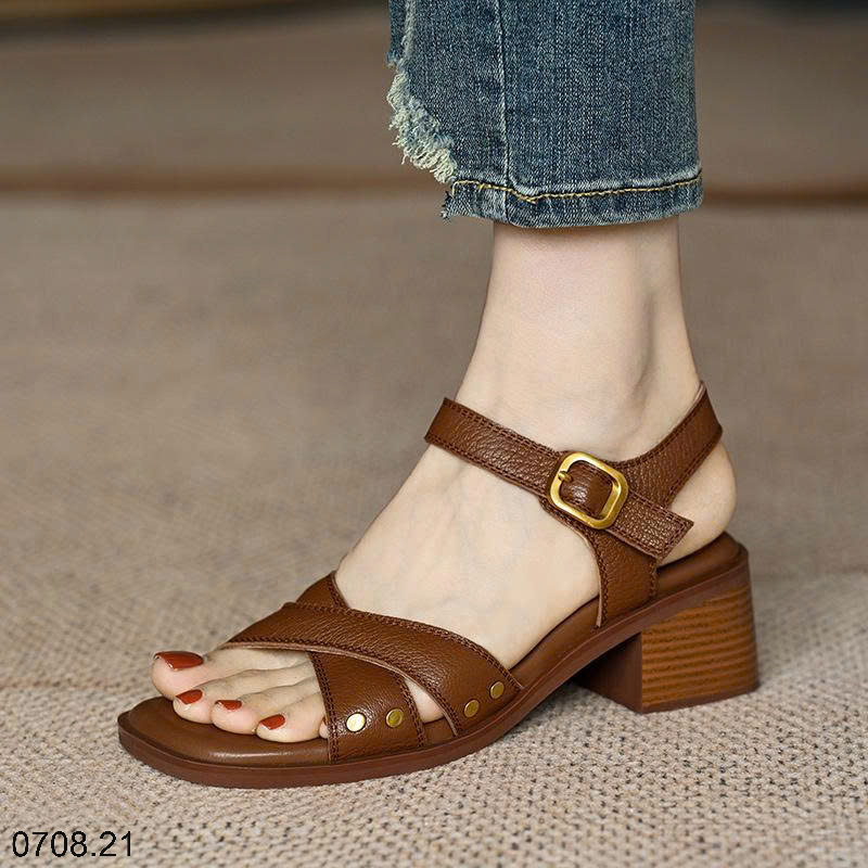26HA0708.21 - SANDAL QUAI ĐINH TÁN ĐẾ VUÔNG THẤP CHO NỮ
