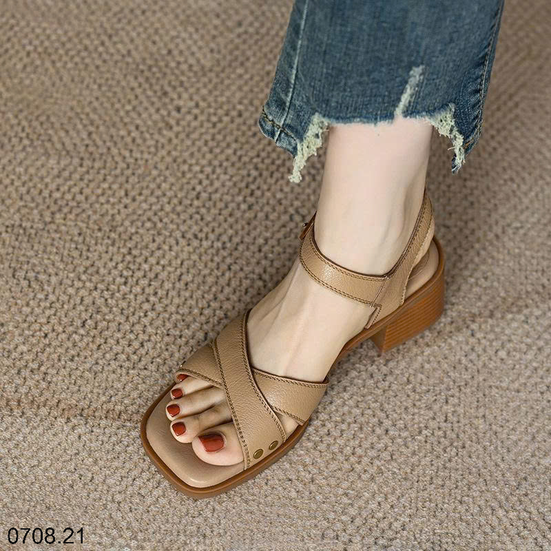 26HA0708.21 - SANDAL QUAI ĐINH TÁN ĐẾ VUÔNG THẤP CHO NỮ