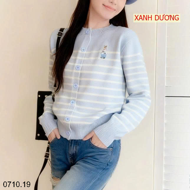26HA0710.19 - ÁO CARDIGAN KẺ THÊU GẤU CHO NỮ