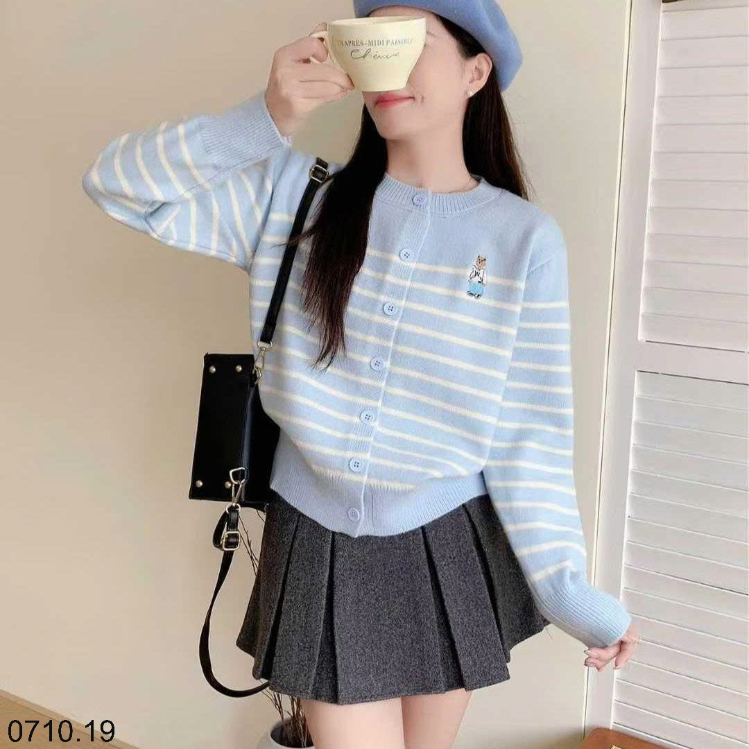 26HA0710.19 - ÁO CARDIGAN KẺ THÊU GẤU CHO NỮ