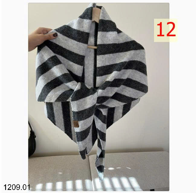 26HA1209.01 - KHĂN CHOÀNG TAM GIÁC