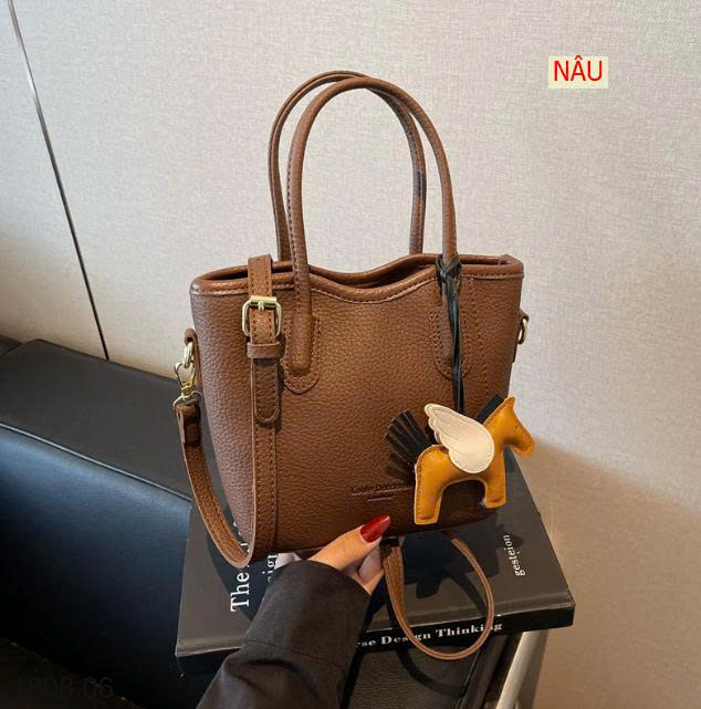 26HA1808.06 - TÚI MINI KÈM MÓC NGỰA XINH